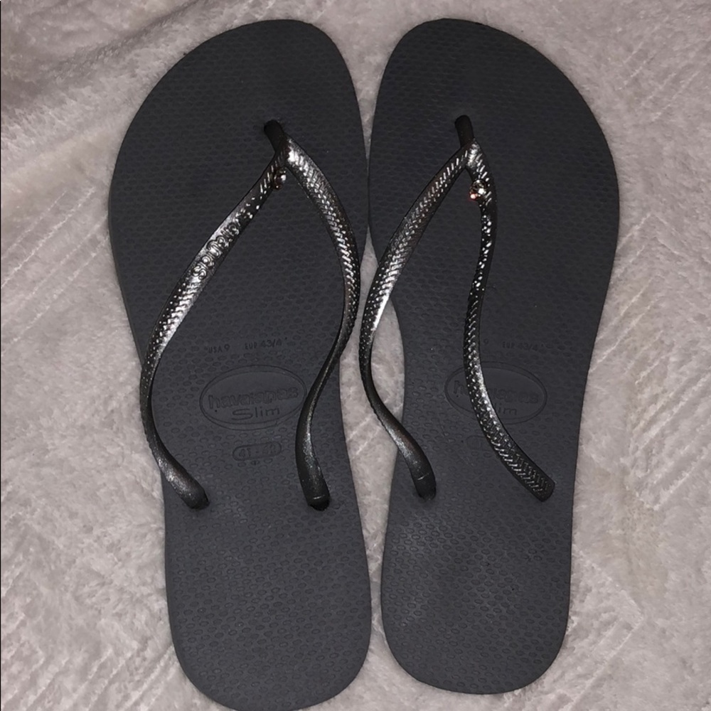 Ha Ariana’s slim flip flops